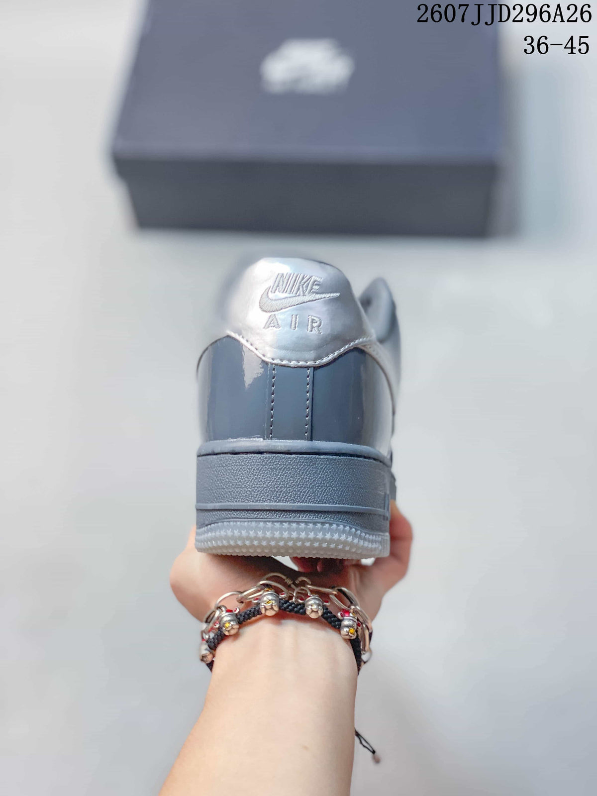 Rear view of a grey Nike Air Force 1 sneaker showing the heel branding, padded collar and layered sole; image text shows 2607JJD296A26 and 36–45.