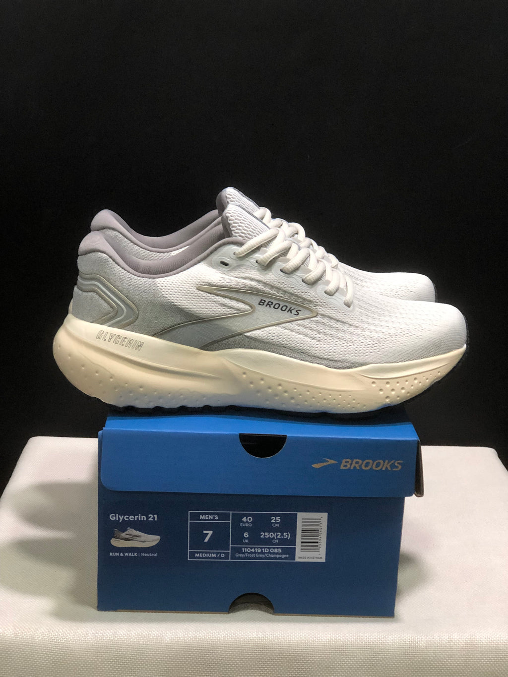 Side view of the white Brooks Glycerin 21 sneakers and blue shoe box, showing the box size label.
