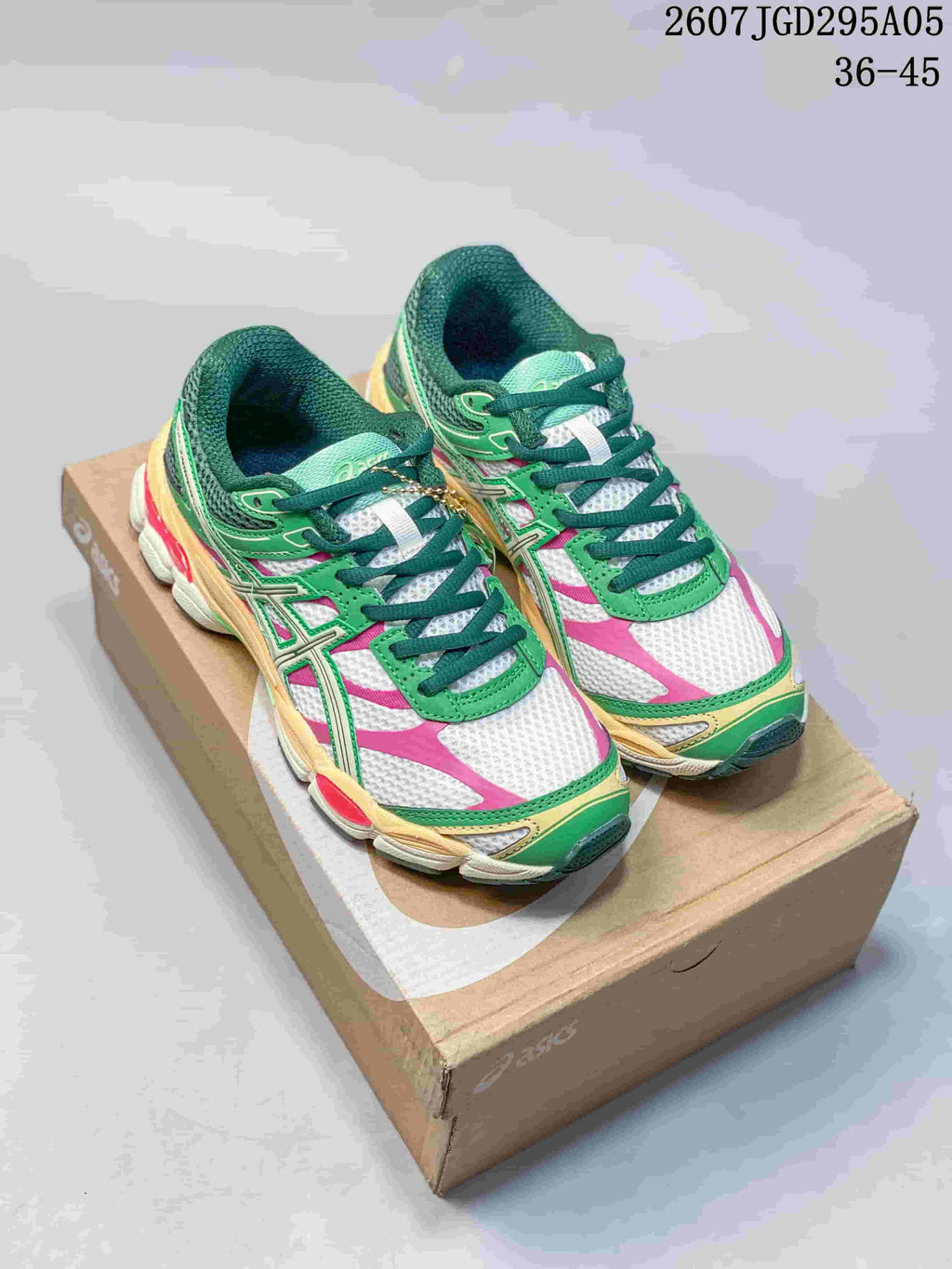 Pair of green, pink, white and cream ASICS Gel-Cumulus 16 sneakers displayed on a shoebox; overlay text shows 2607JGD295A05 and sizes 36–45.