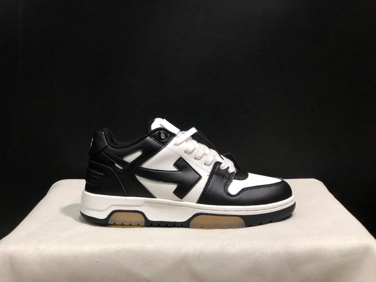 Single side profile highlighting the black and white upper, padded collar, and chunky sole.