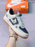 White and dark blue low-top sneaker with patterned side panels, gold-toned decoration, and a gum-colored outsole; style code 2607GGD1159A19 and size range 36-45 are overlaid.