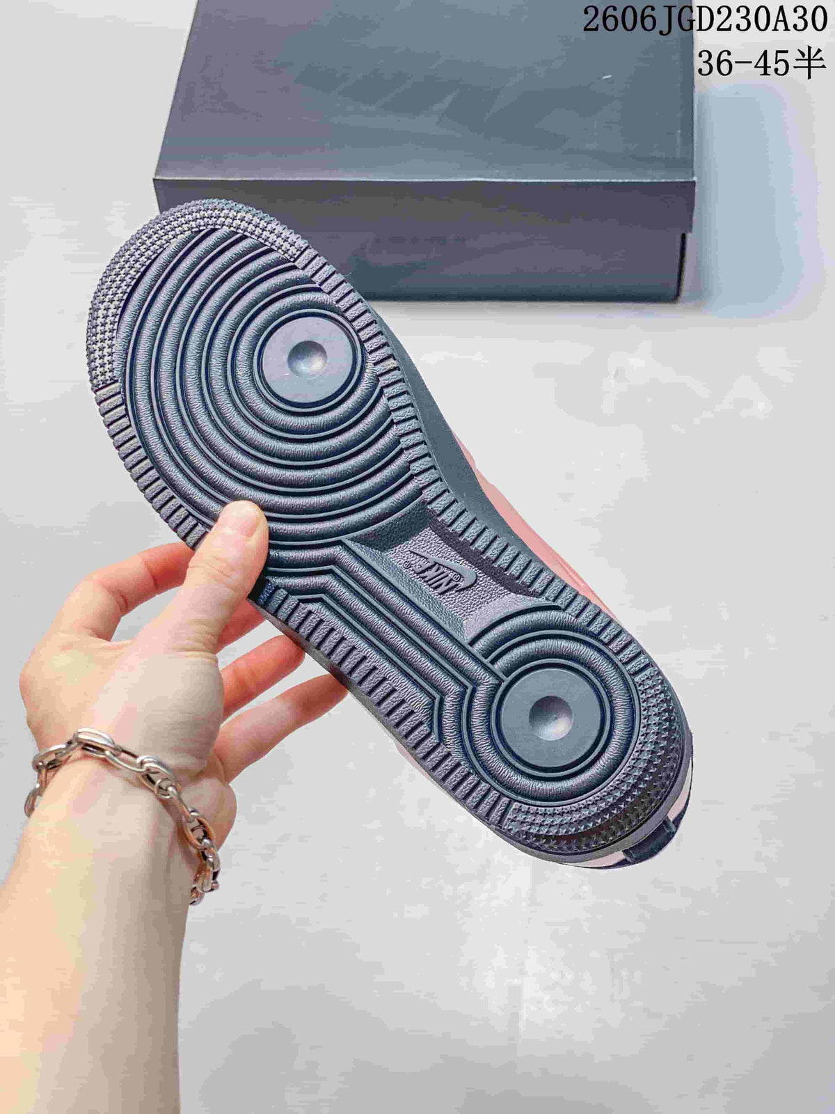 Close-up of the dark textured outsole with circular tread patterns; image overlay states EU sizes 36–45.5.