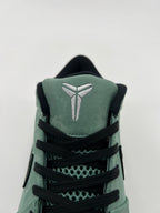 Front view of the tongue logo and black laces