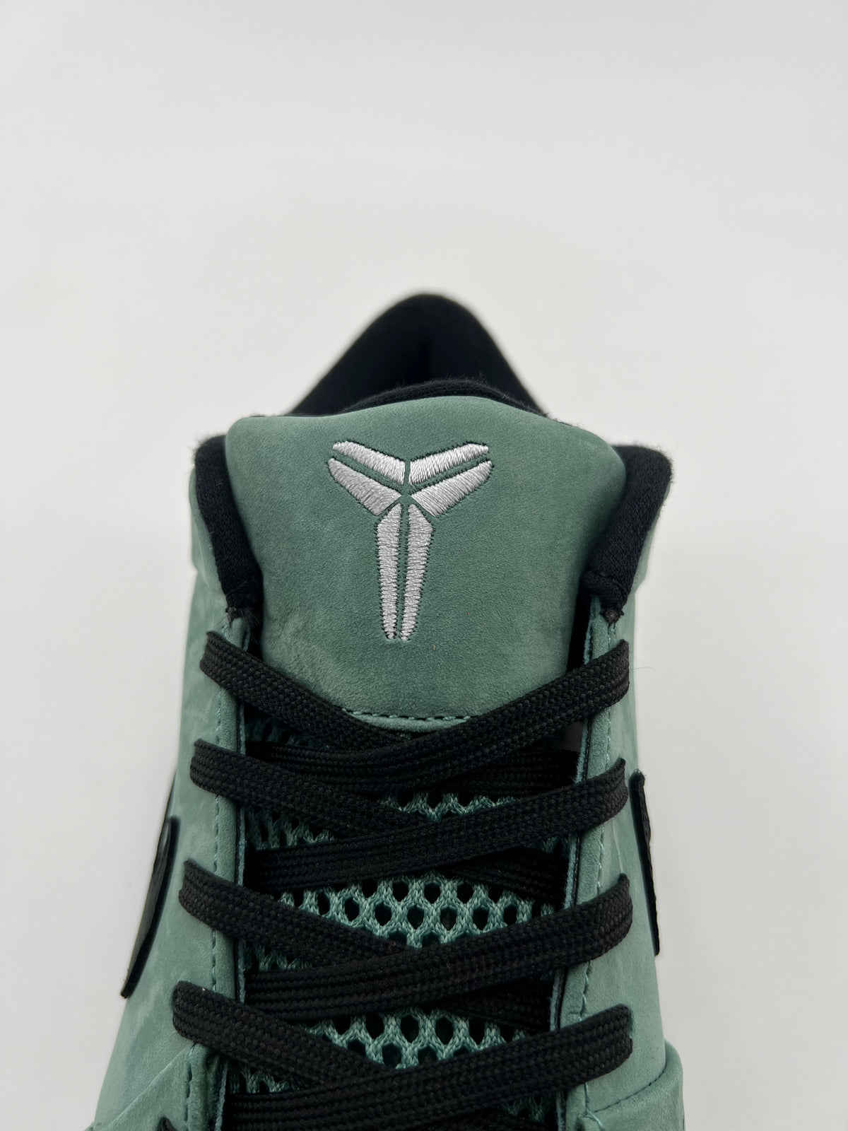 Front view of the tongue logo and black laces