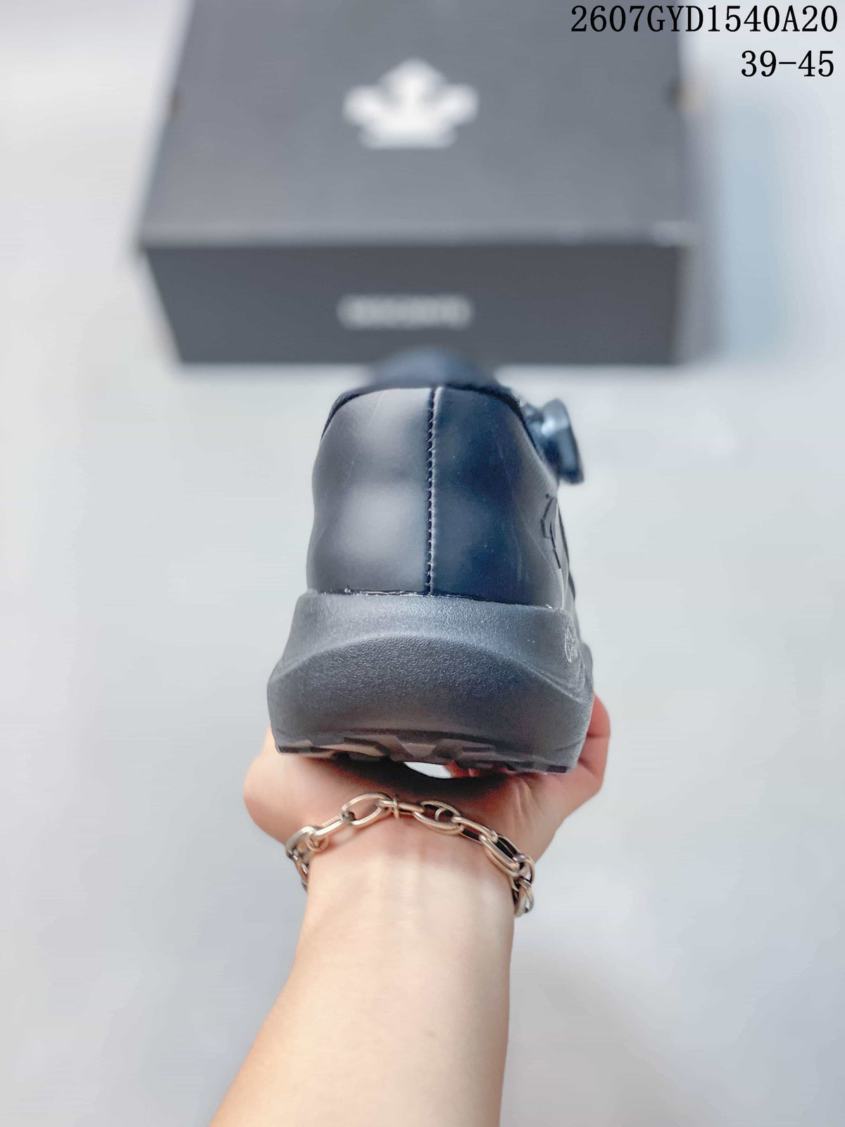 Rear view showing the padded heel, layered midsole and dark upper; image text shows style code 2607GYD1540A20 and size range 39–45.