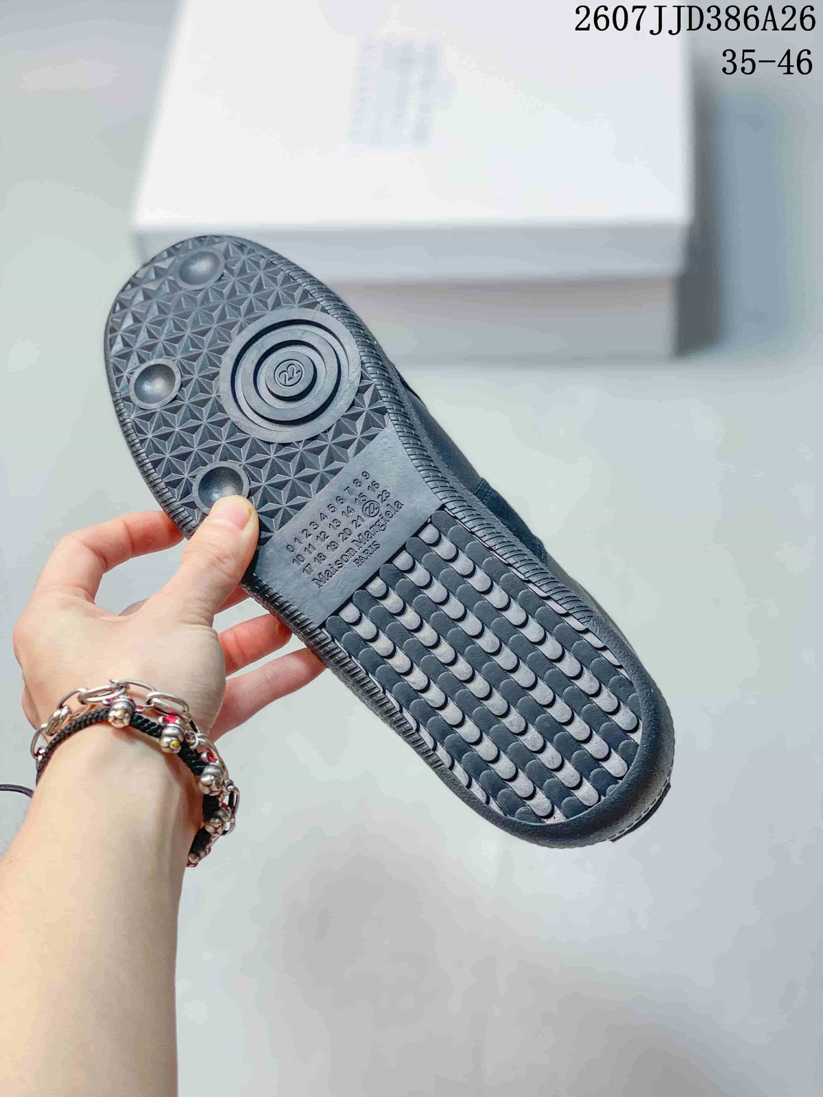 Close view of the textured outsole, showing a geometric tread pattern and circular pivot detail; the marking 2607JJD386A26 and size range 35–46 are visible.