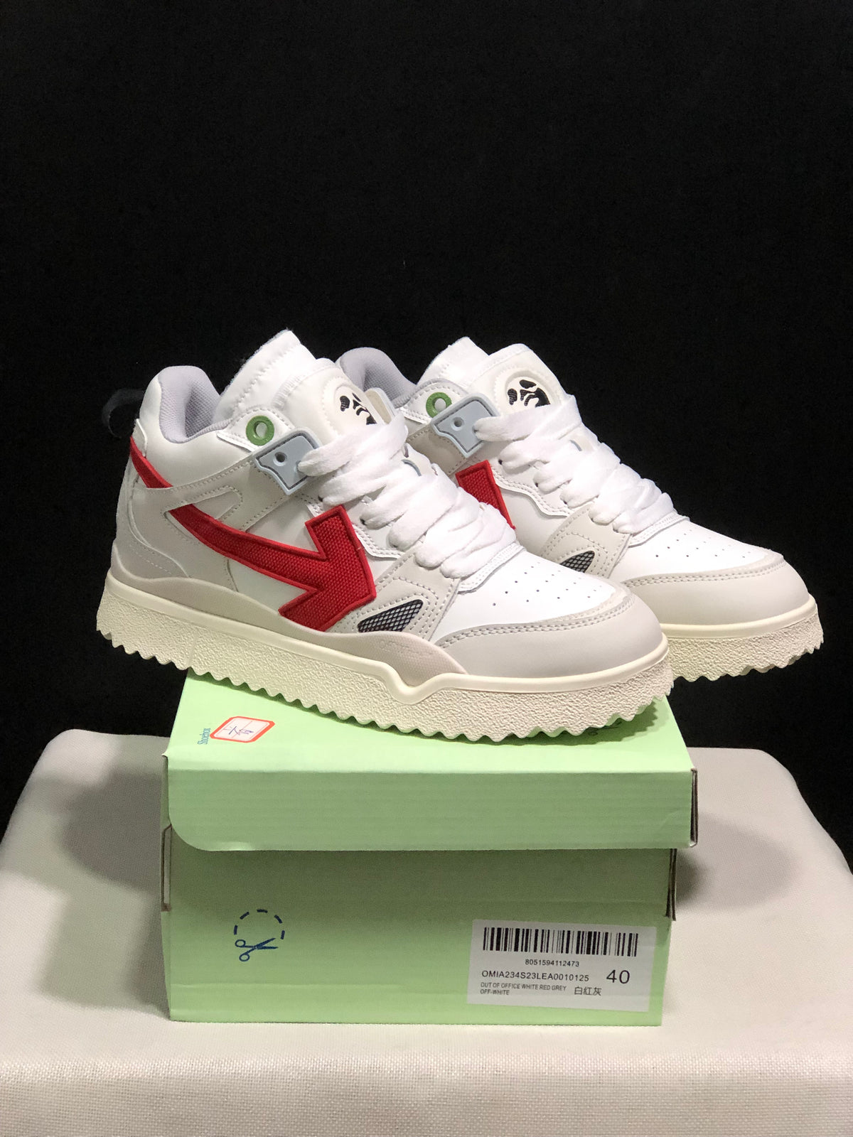 Pair of white and red low-top sneakers displayed on a green shoe box; the box label shows size 40.