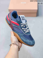 Angled side view of the navy sneaker showing the low-top profile, red and burgundy accents, contrast laces, and gum-colored sole; image text lists style code 2607JYD625A15 and sizes 36–45.