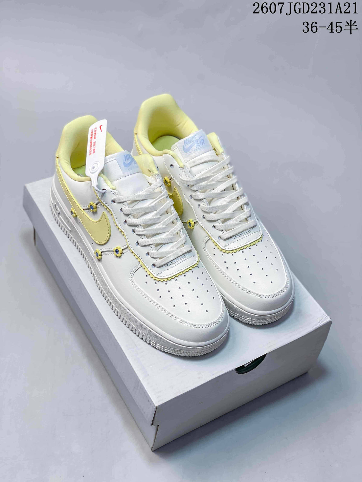 Pair of white and pale yellow low-top Nike Air Force 1 sneakers displayed on a shoebox; overlay text shows style code 2607TGD231A21 and size range 36–45.5.