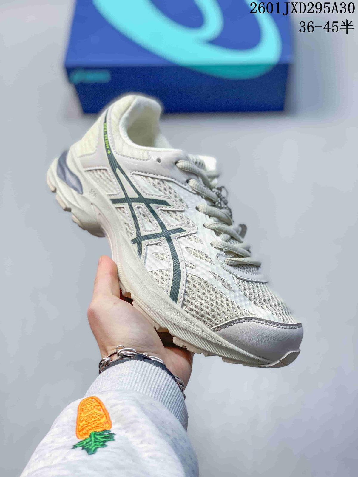 Light-colored ASICS GEL-KAHANA 8 trail shoe with dark green-gray accents.
