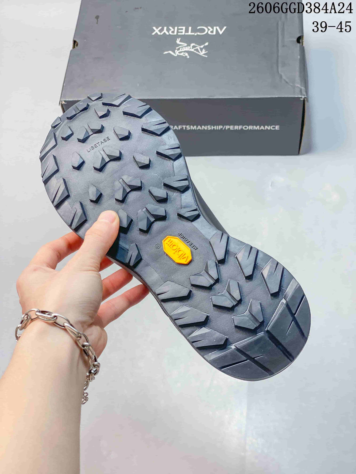 Close-up of the lugged outsole with a visible Vibram mark; image overlay shows sizes 39–45.