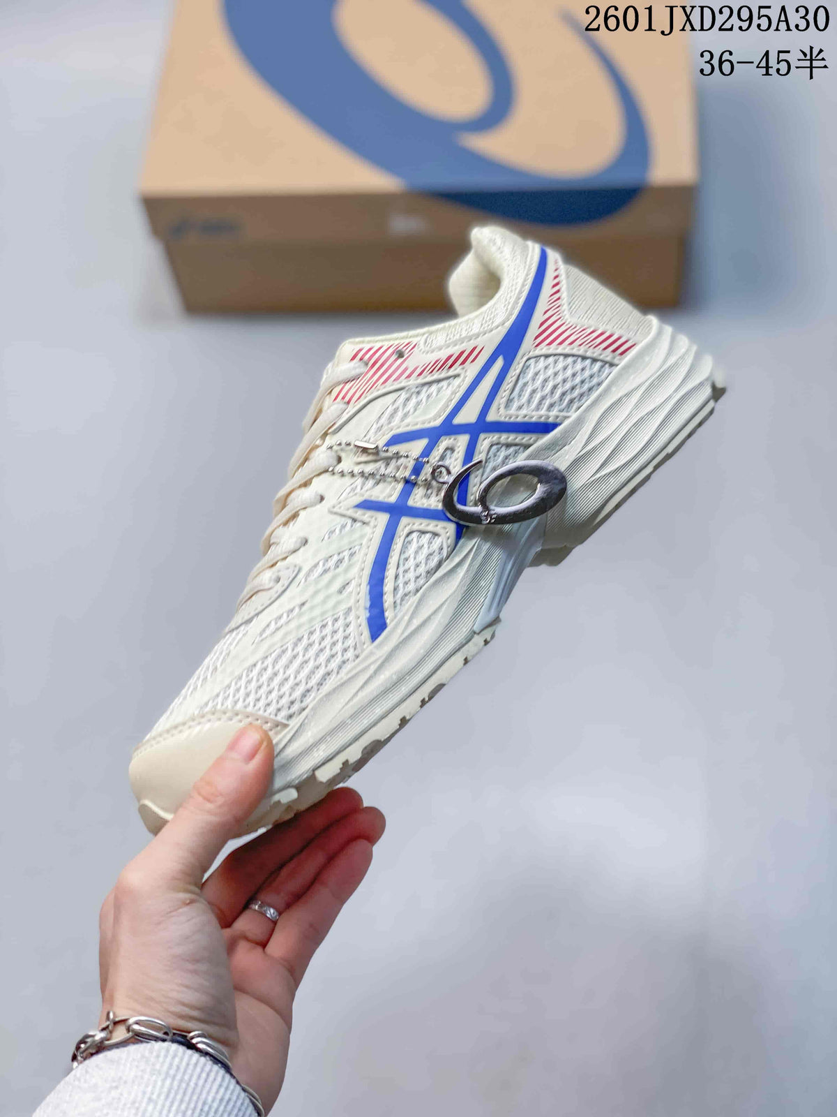 Side view of the off-white shoe with blue stripes and red accents; image text gives a 36–45.5 size range.