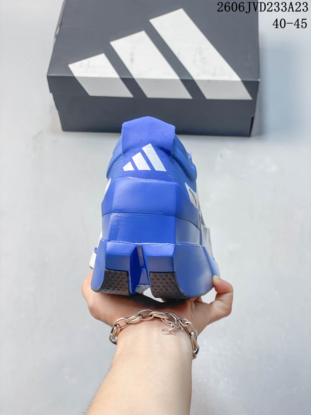 Rear view showing the blue heel and outsole; image overlay shows EU size range 40–45.