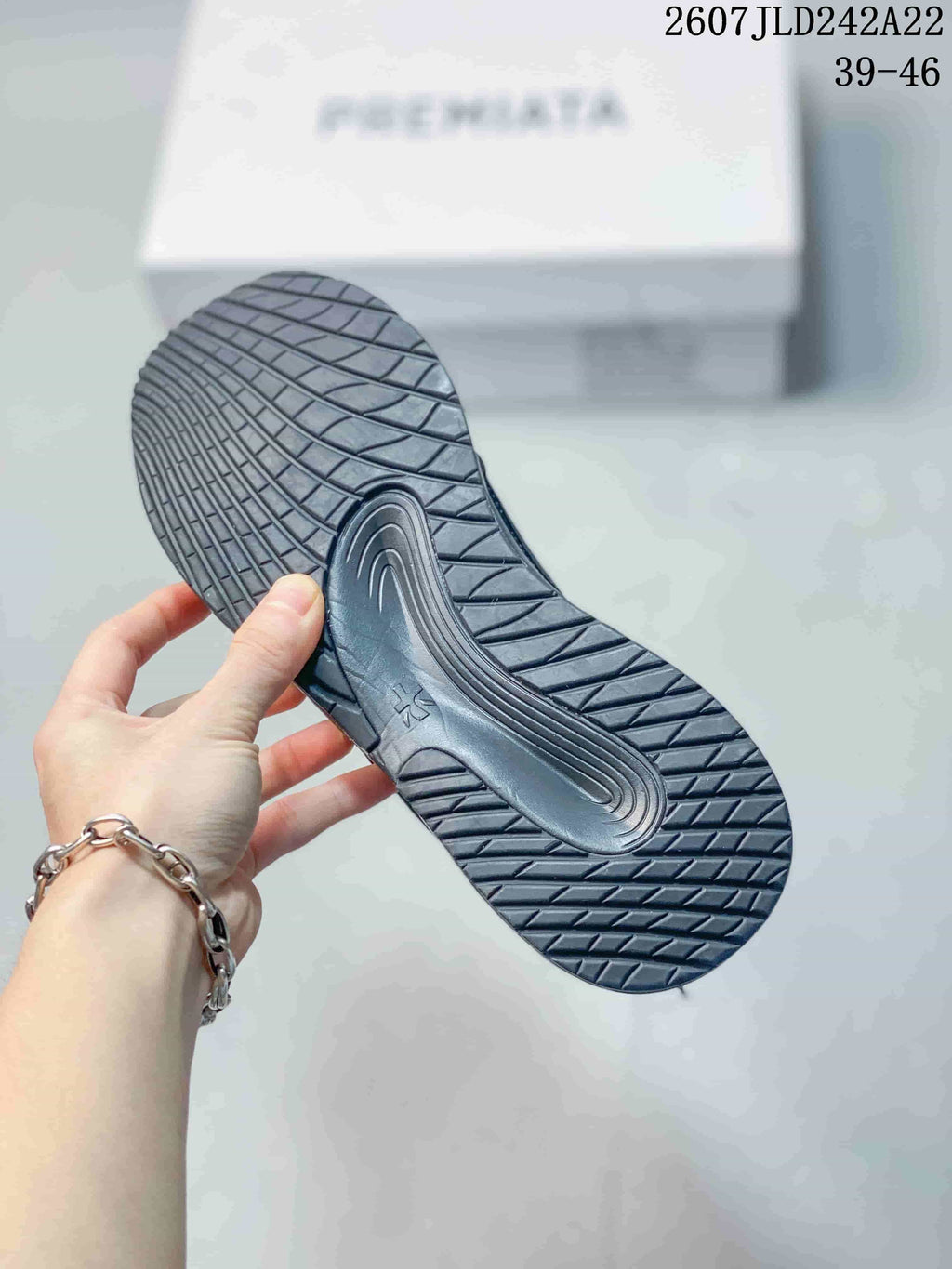 Close view of the patterned rubber outsole with a central molded section; overlay shows 2607JLD242A22 and 39–46.