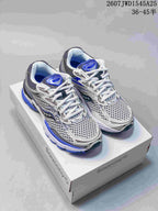 Pair of Saucony ProGrid Omni 9 sneakers on a shoebox, showing the white, gray and blue color scheme and source size text.