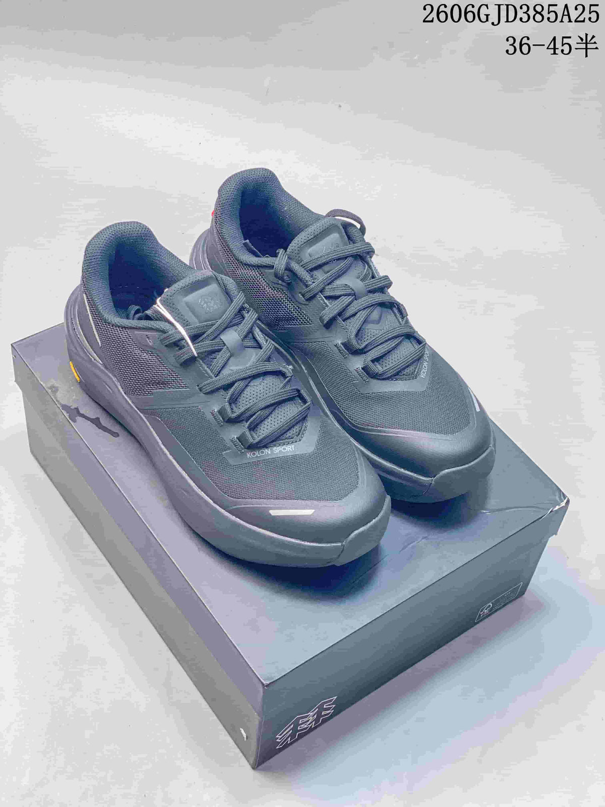 Pair of charcoal Kolon Sport Voyager FT low-top shoes on a shoebox; image overlay shows sizes 36–45.5 and code 2606GJD385A25.