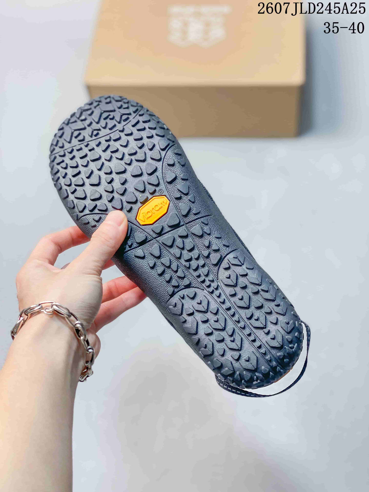 Close view of the black lugged outsole with a visible Vibram mark; the image shows the text 2607JLD245A25 and size range 35–40.