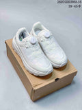 Pair of white DESCENTE low-top sneakers displayed on a cardboard shoebox, with product code and size-range text overlaid at the top.