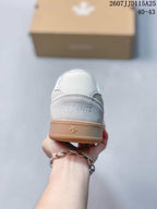 Rear view showing the grey heel panel, DESCENTE branding, and gum-colored heel section.