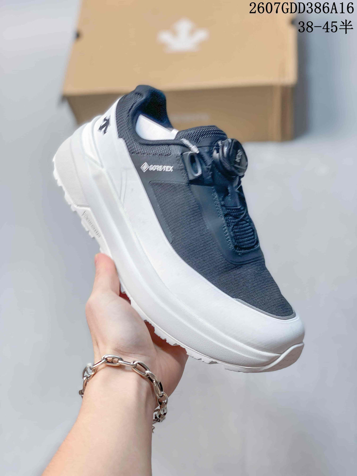 Black and white DESCENTE low-top sneaker with a visible GORE-TEX marking, BOA dial closure and contrasting outsole; source overlay shows product code 2607GDD386A16 and size notation 38–45 with half sizes.