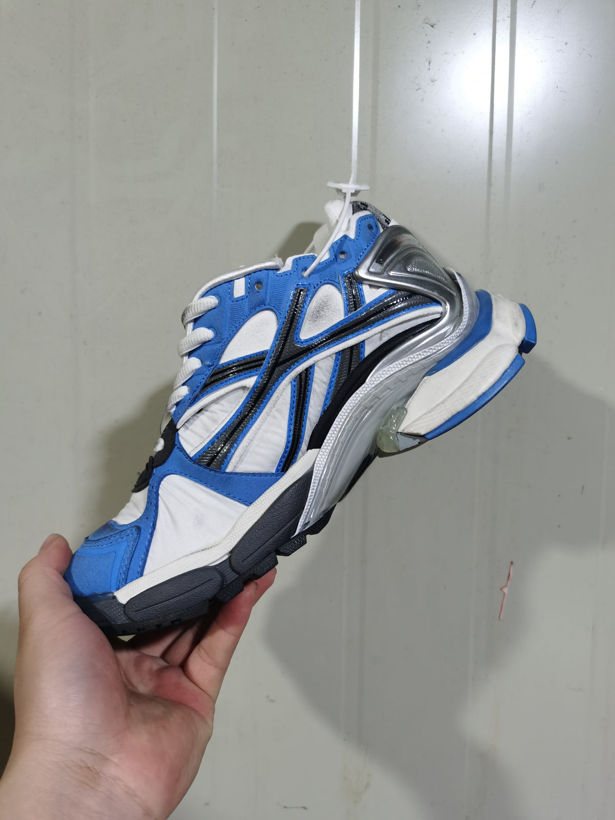 Rear and lateral view of the blue, white and grey Puma Runner sneaker showing the heel structure, layered upper and outsole.
