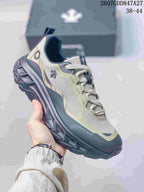 Angled side view of the beige, navy and black DESCENTE sneaker, showing the lace-up upper, heel detail and rugged outsole; overlay text shows 2607GDD847A27 and size range 38–44.