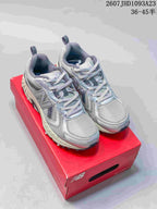 Pair of grey New Balance low-top sneakers displayed on a red shoebox; overlay text shows style reference 2607JHD1093A23 and size range 36–45.5.