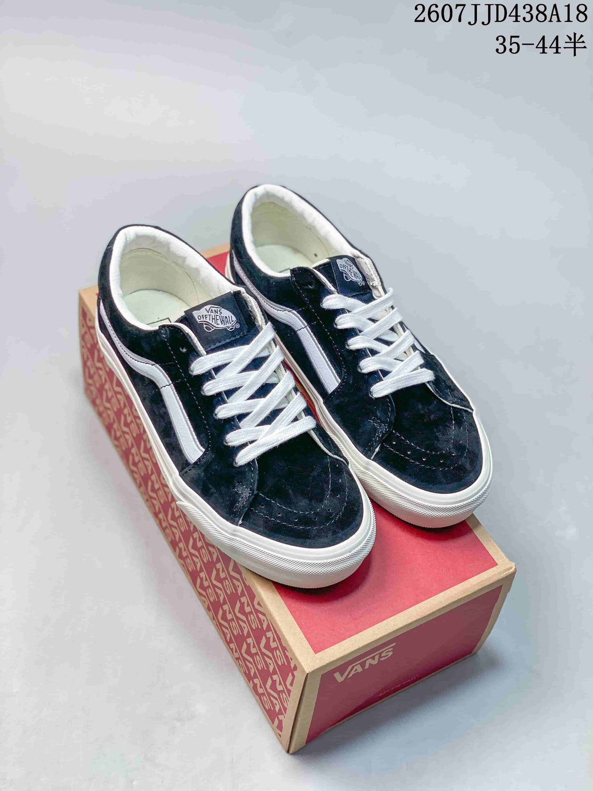 Pair of black Vans SK8-Low sneakers with white laces and side stripes displayed on a Vans shoebox; overlaid text shows style code 2607JJD438A18 and size range 35–44.