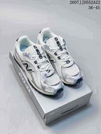 Pair of white and silver New Balance NB204 sneakers displayed on a shoebox; the image shows the printed range 36-45 and code 2607JJD552A22.