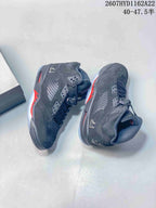 Black and red high-top sneakers shown from the side, highlighting the perforated panels, lace toggles and translucent outsole; image text shows style code 2607HYD1162A22 and size range 40–47.5.
