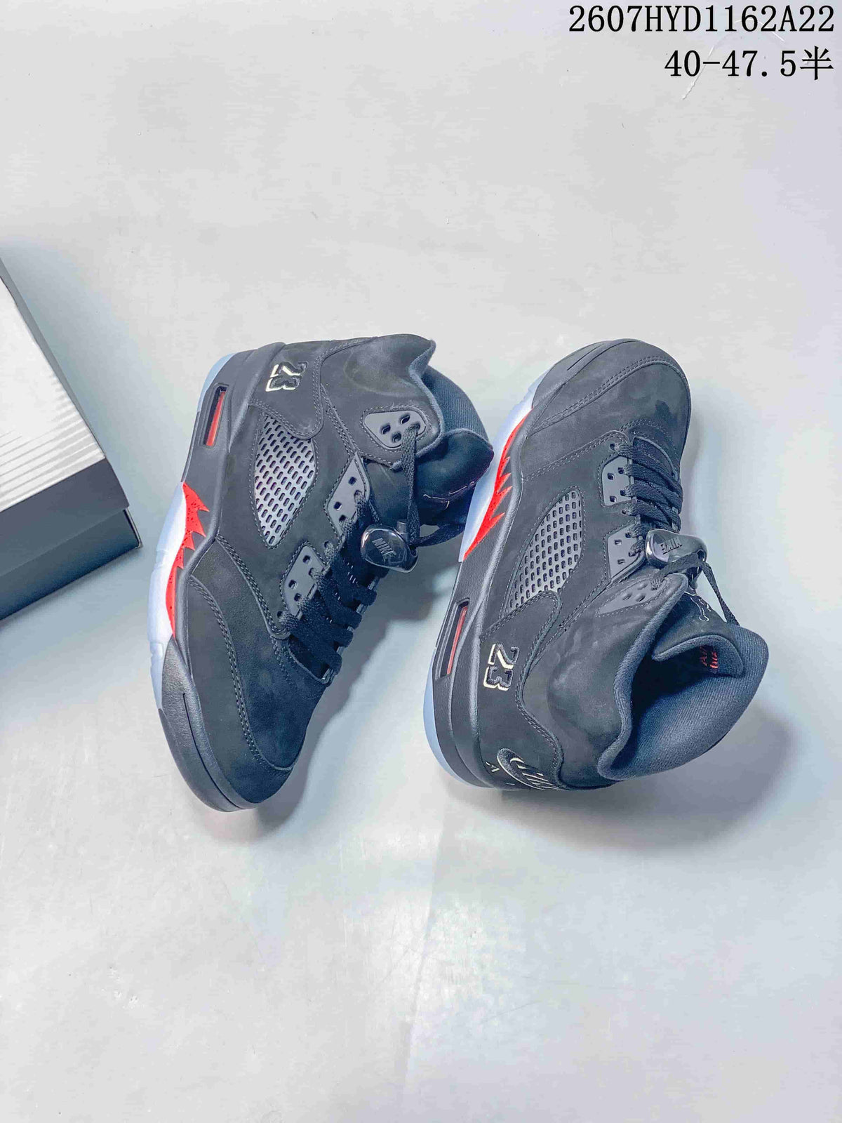 Black and red high-top sneakers shown from the side, highlighting the perforated panels, lace toggles and translucent outsole; image text shows style code 2607HYD1162A22 and size range 40–47.5.
