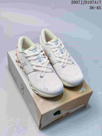 Pair of white On Cloud X 4 AD sneakers displayed on a shoebox, with light blue outsole details and red accents; source text shows style code 2607JJD107A17 and size range 36-45.