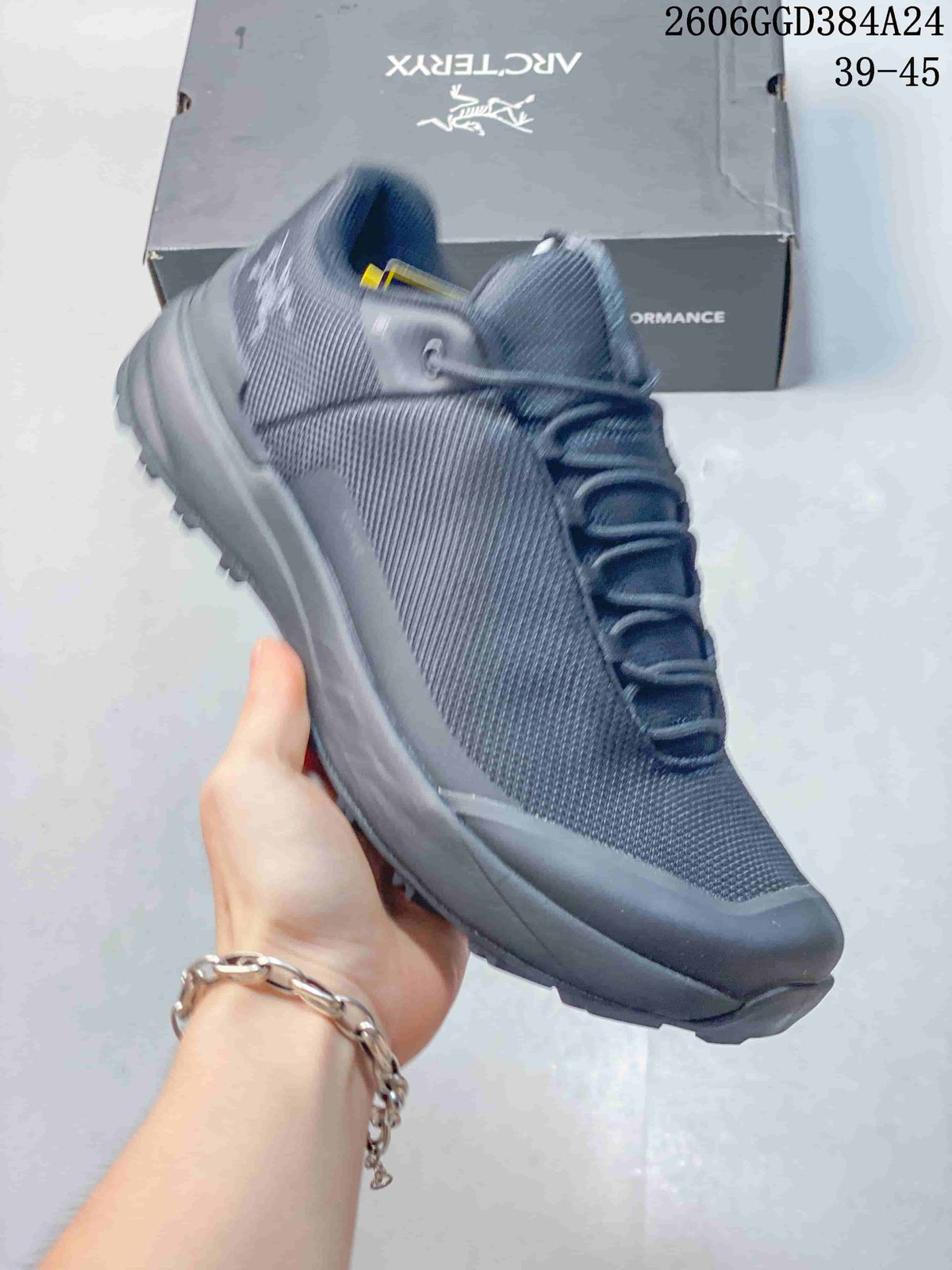 Angled side view of the dark gray hiking shoe with a protective toe area; image overlay shows sizes 39–45.