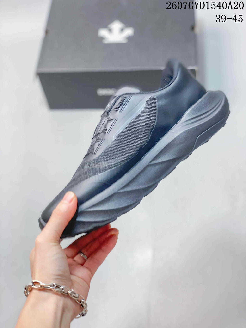 Side profile showing the low-top shape, layered upper and thick sculpted midsole; image text shows style code 2607GYD1540A20 and size range 39–45.