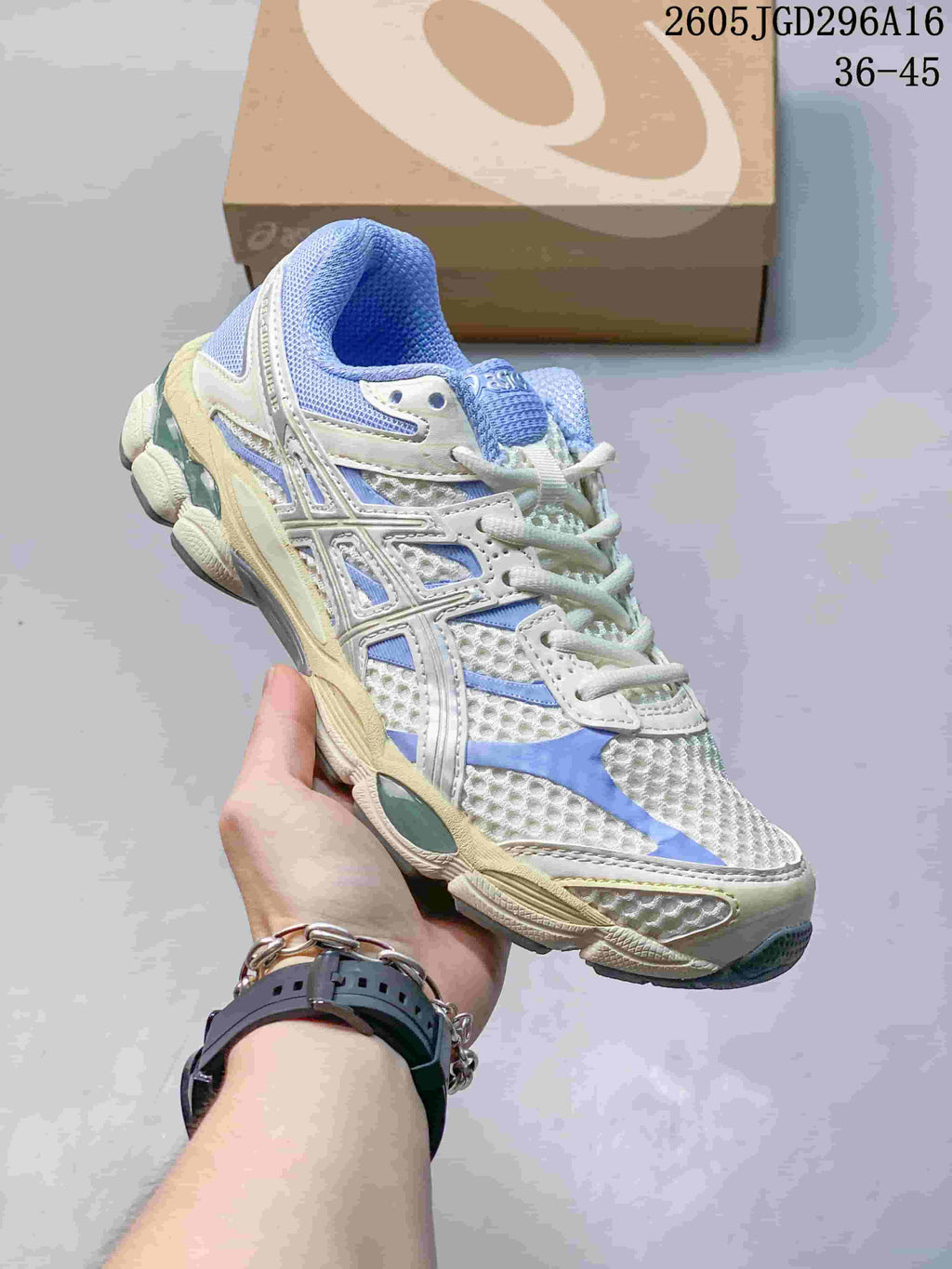 White and blue ASICS GEL-Cumulus 16 sneaker