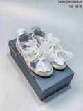 Pair of silver Onitsuka Tiger-style sneakers with sheer bow laces on a shoebox; image overlay shows a size range.