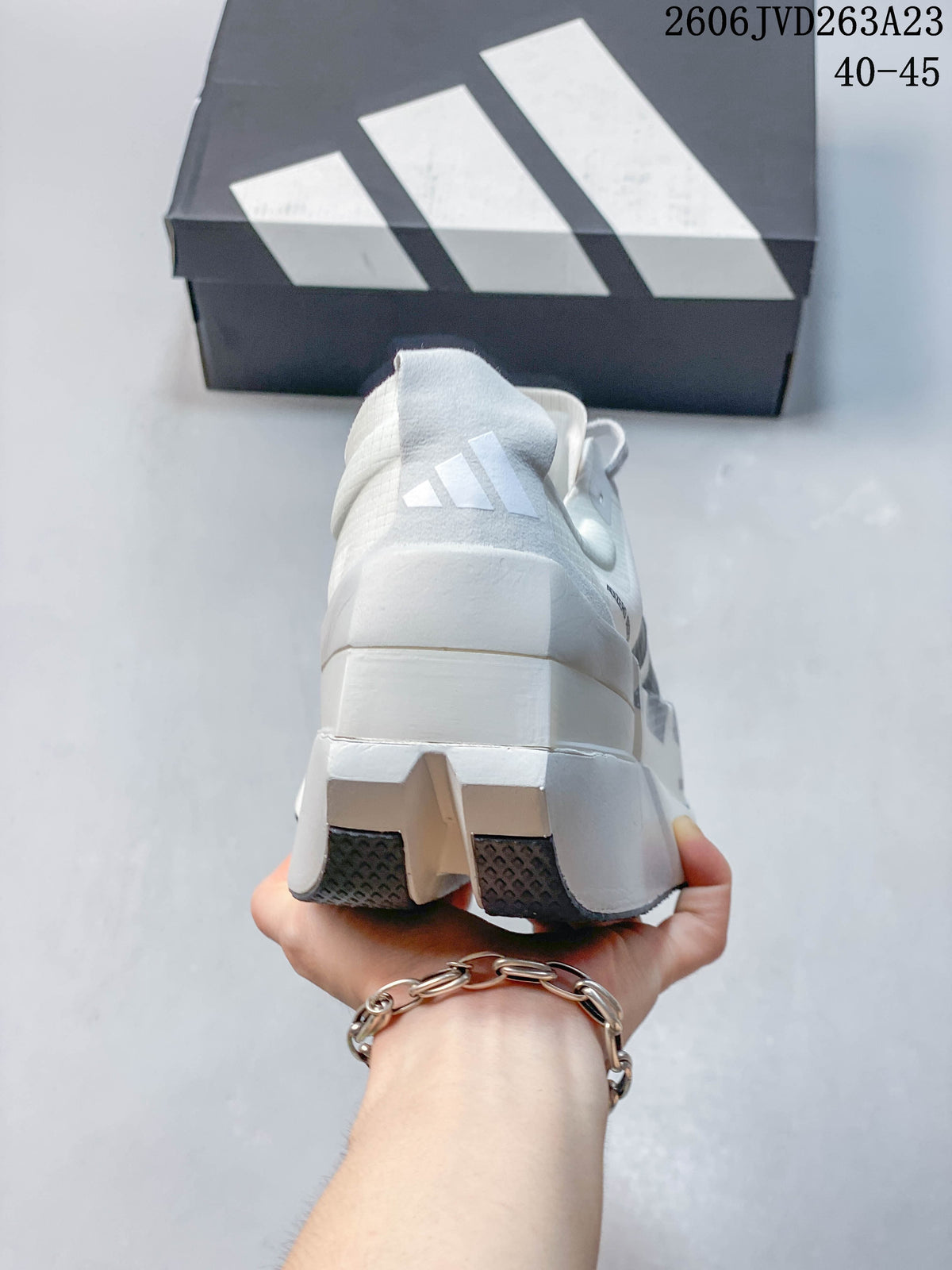 Rear view showing the heel and outsole of a white Adidas Adizero Dropset Elite shoe; image text shows sizes 40–45.
