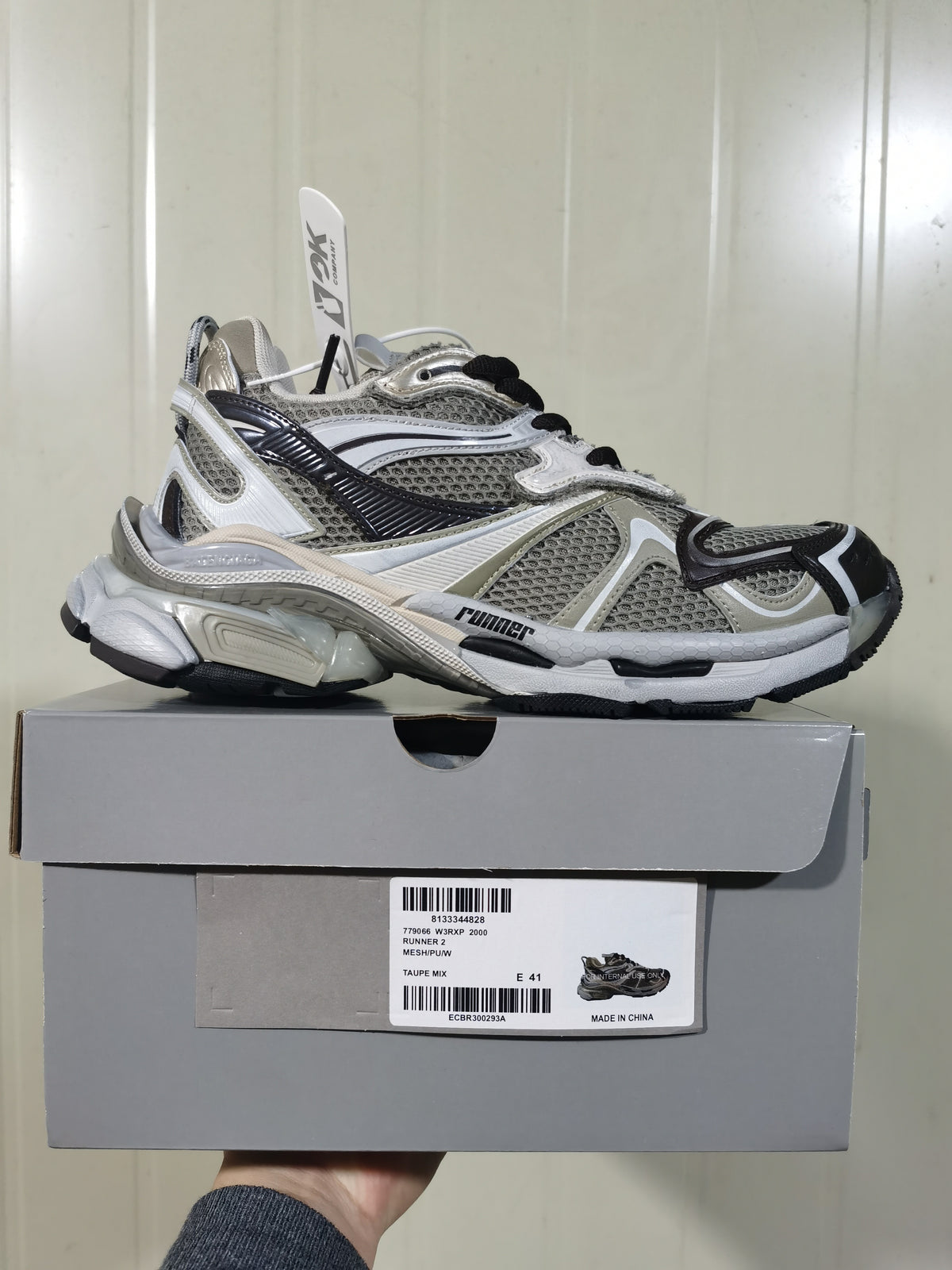 Side profile of the Puma 2000 Runner 2 sneaker displayed on its box, with the box label visible.