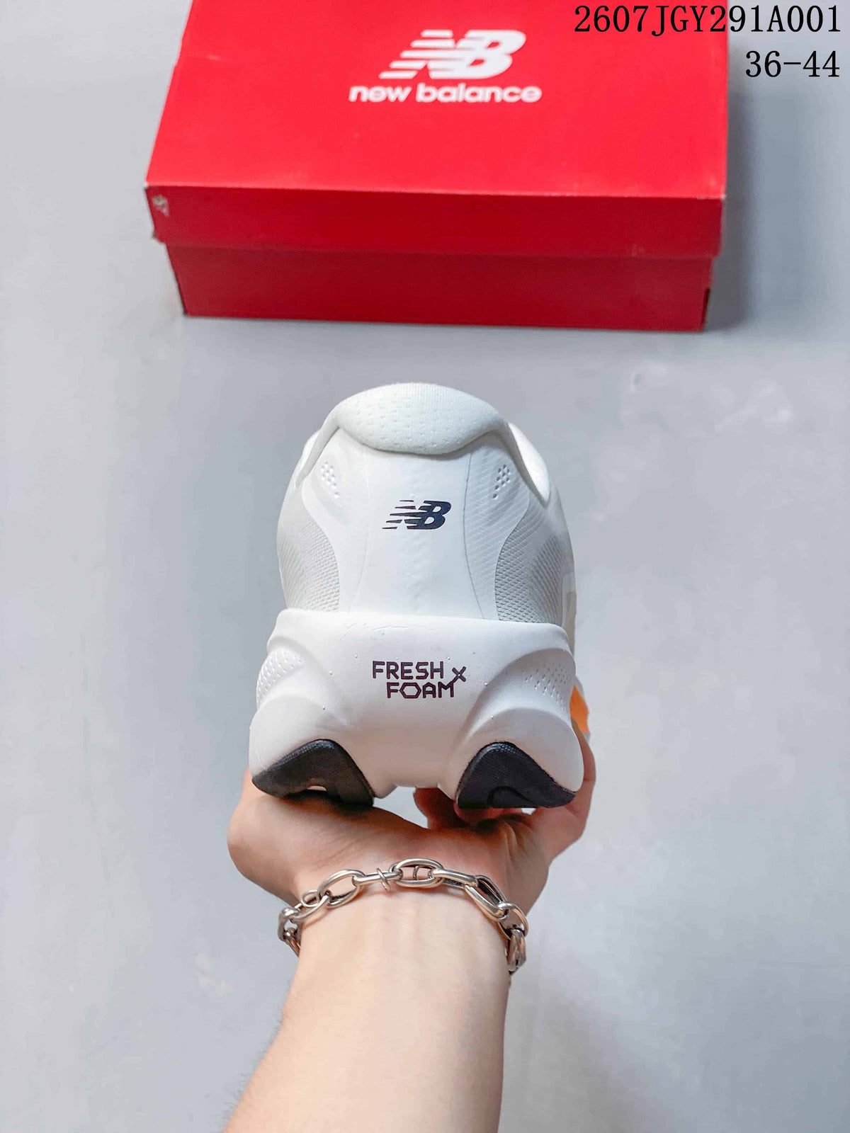 Rear view showing the shoe heel and Fresh Foam branding.
