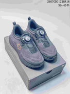Pair of dark gray DESCENTE running shoes with BOA dial closures displayed on a shoebox; image text shows the model code and size range.