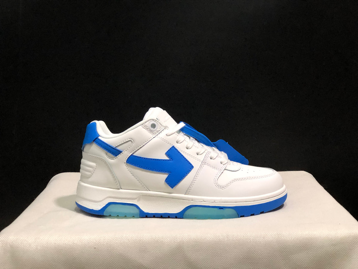 Side profile of a single white and blue low-top sneaker with the contrasting arrow motif.