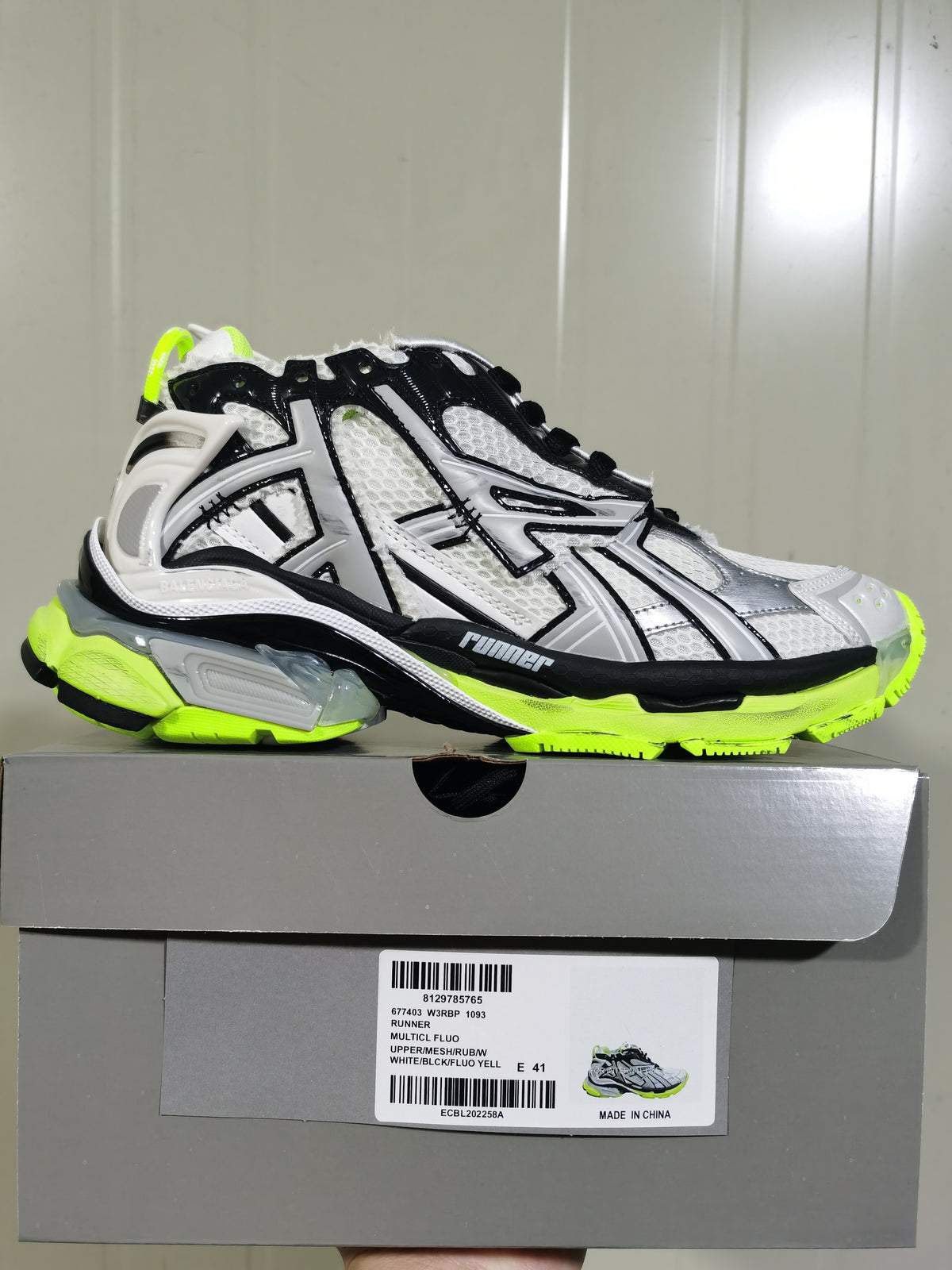 Side view of the sneaker displayed on its box; the label identifies Runner, model 1093, and size EU 41.