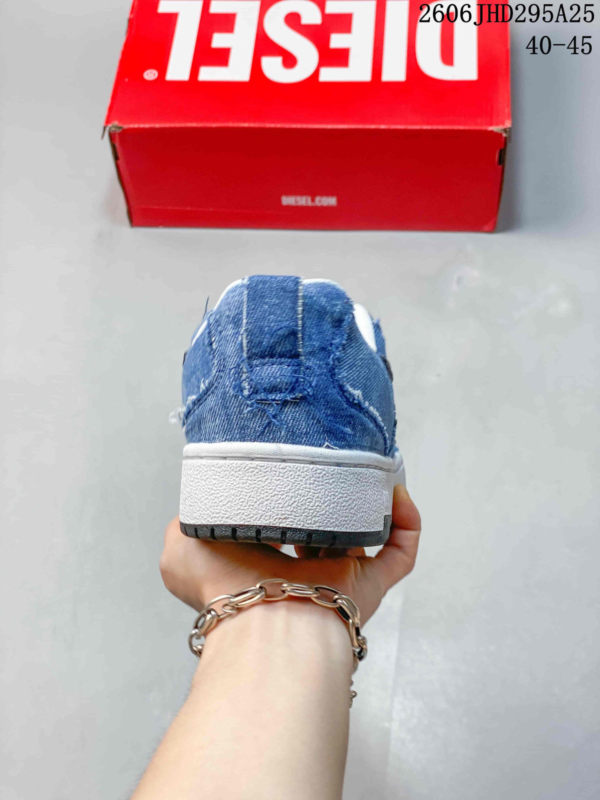 Rear view of the blue denim-look sneaker with a white midsole; image text shows size range 40–45.