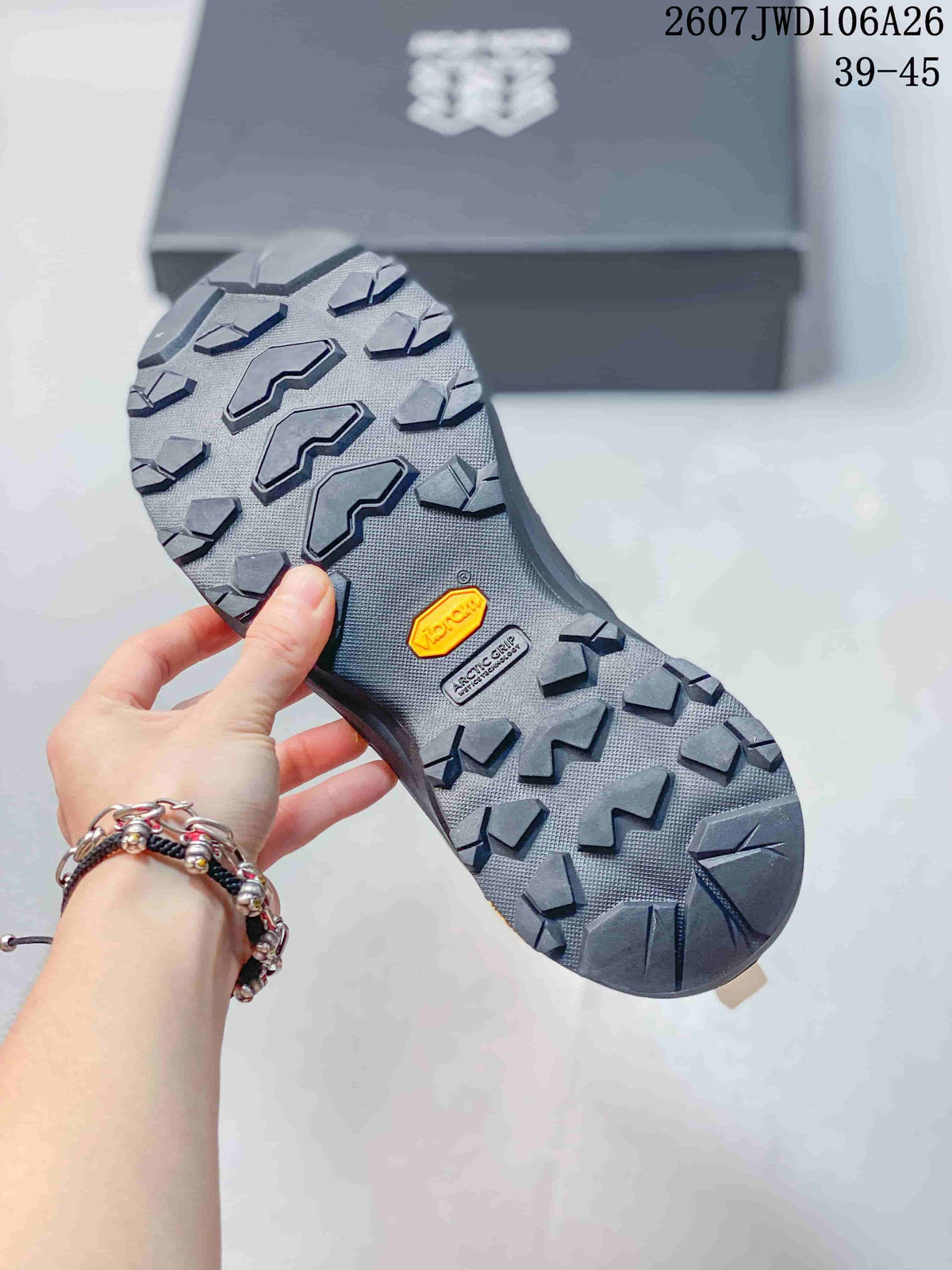 Close view of the shoe outsole showing a deep lug pattern and visible Vibram branding, with source text showing 2607JWD106A26 and sizes 39–45.