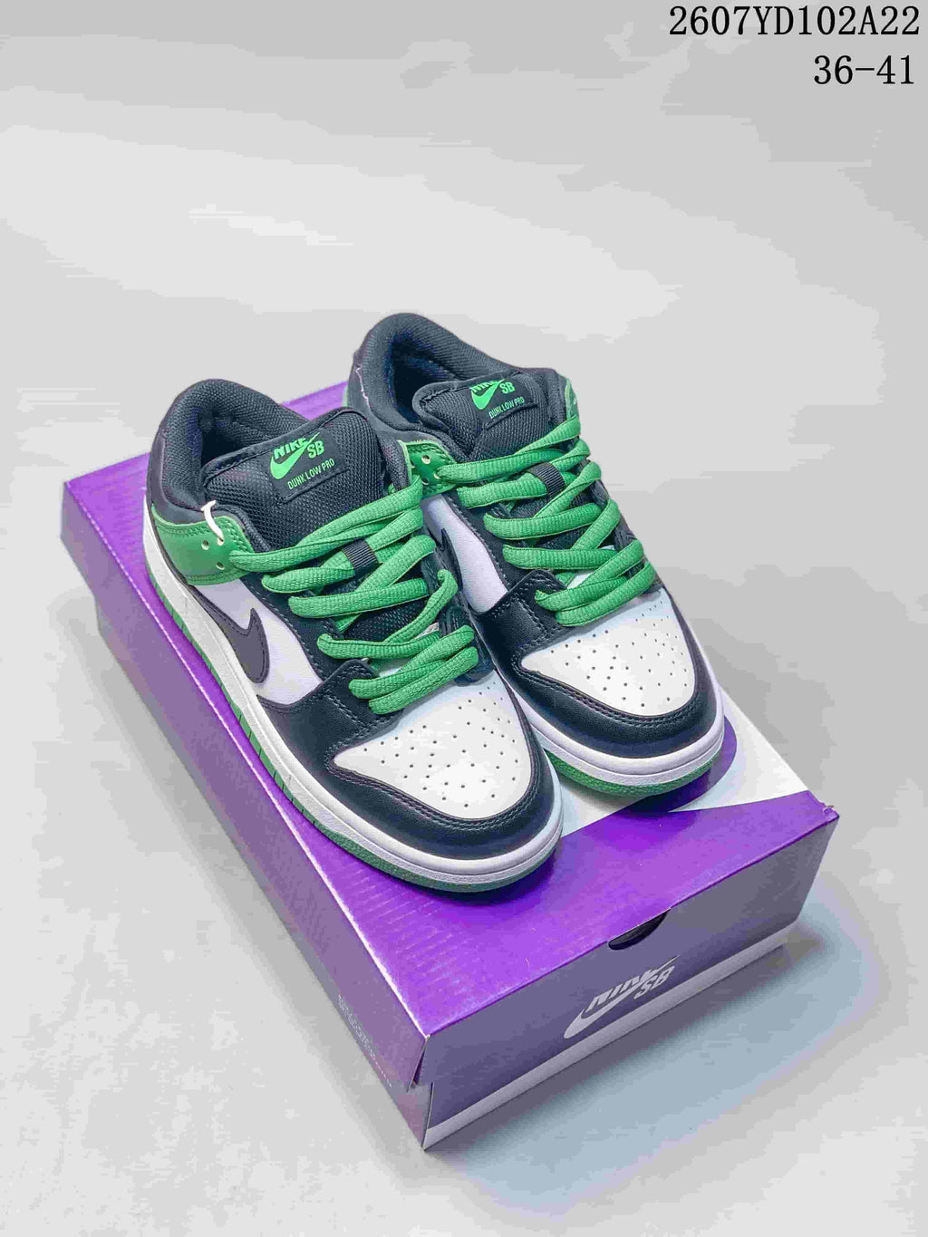 Pair of Nike SB Dunk Low Pro sneakers in black, white and green displayed on a purple shoebox; image text shows style code 2607YD102A22 and size range 36–41.