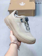 Beige DESCENTE low-top sneaker shown at an angle with a BOA dial closure, textured panels and a lugged outsole; source overlay shows product code 2607GDD386A16 and size notation 38–45 with half sizes.