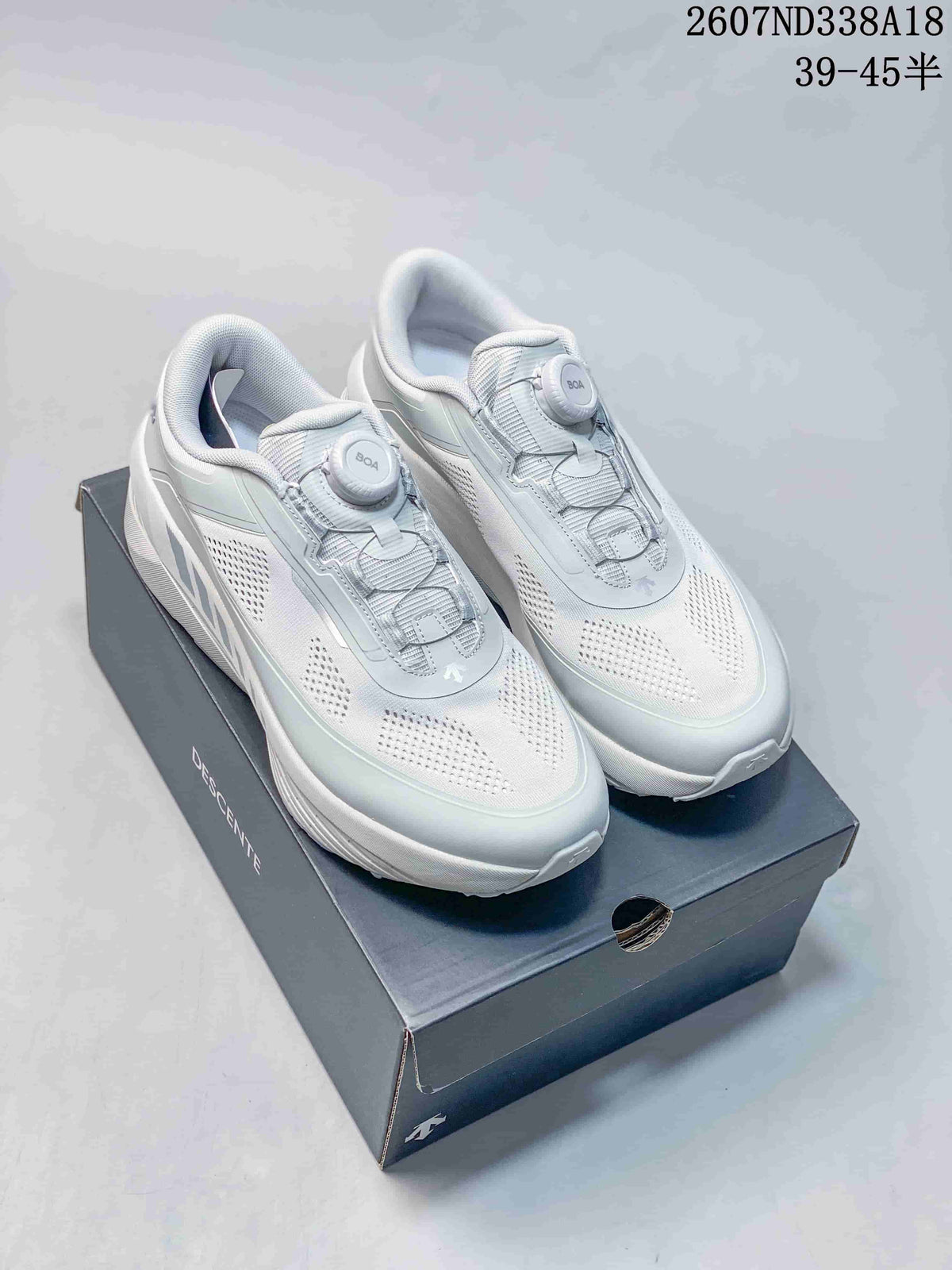 Pair of white Descente D.F. Wire 3.0 sneakers displayed on a branded shoebox, with BOA dial closures and the style code visible above.