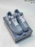 Pair of grey Nike Air Force 1 low-top sneakers with white laces displayed on a shoebox; image text shows 2607JJD296A26 and 36–45.