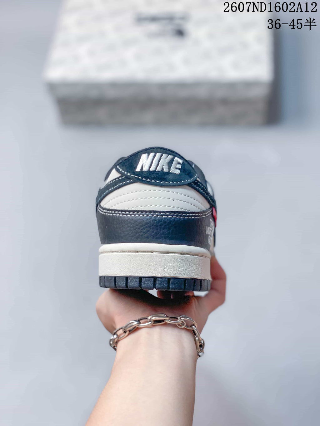 Rear view of the low-top sneaker showing the Nike heel tab, layered heel panels and dark outsole; product code and a 36–45 size range appear at the top.