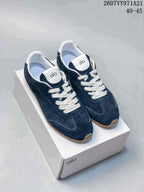Navy Alo Yoga low-top sneakers with white laces and gum-colored outsoles displayed on a box; source text shows style code 2607VY971A21 and sizes 40–45.